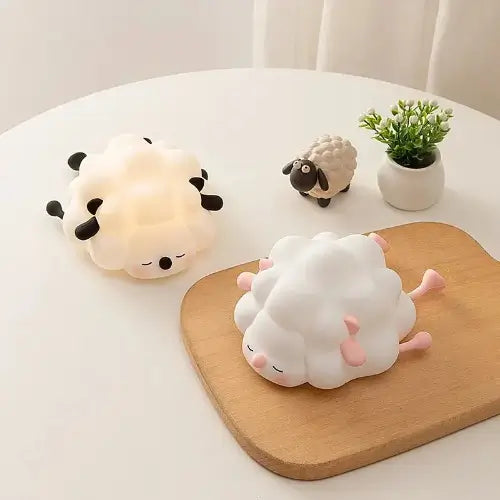 Veilleuse LED Mouton endormi avec lumière chaude et réconfortante, parfaite pour aider les enfants à s'endormir dans un environnement paisible - Pixel Deco