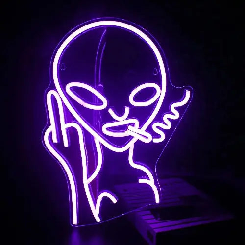 Néon LED Alien en violet représentant un extraterrestre, parfait pour une décoration intérieure moderne - Pixel Deco