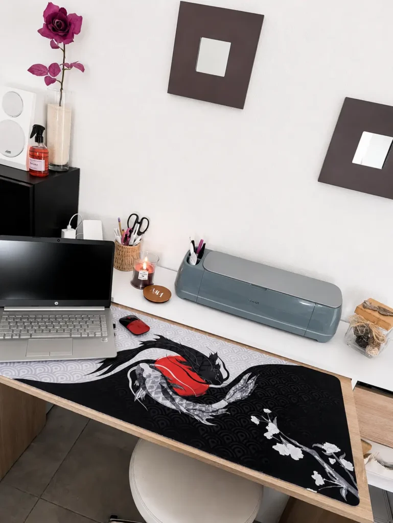 Bureau gamer RGB avec deskmat personnalisé