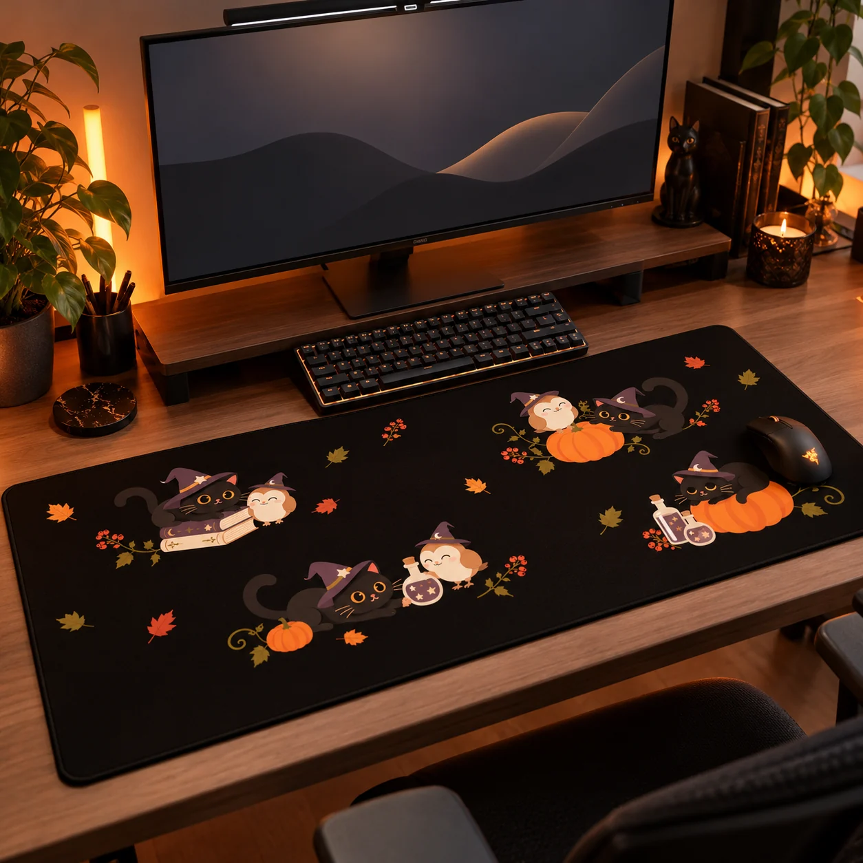 Tapis de souris XXL chat noir Halloween Le Grimoire des Petits Sorciers sur un bureau en bois cosy