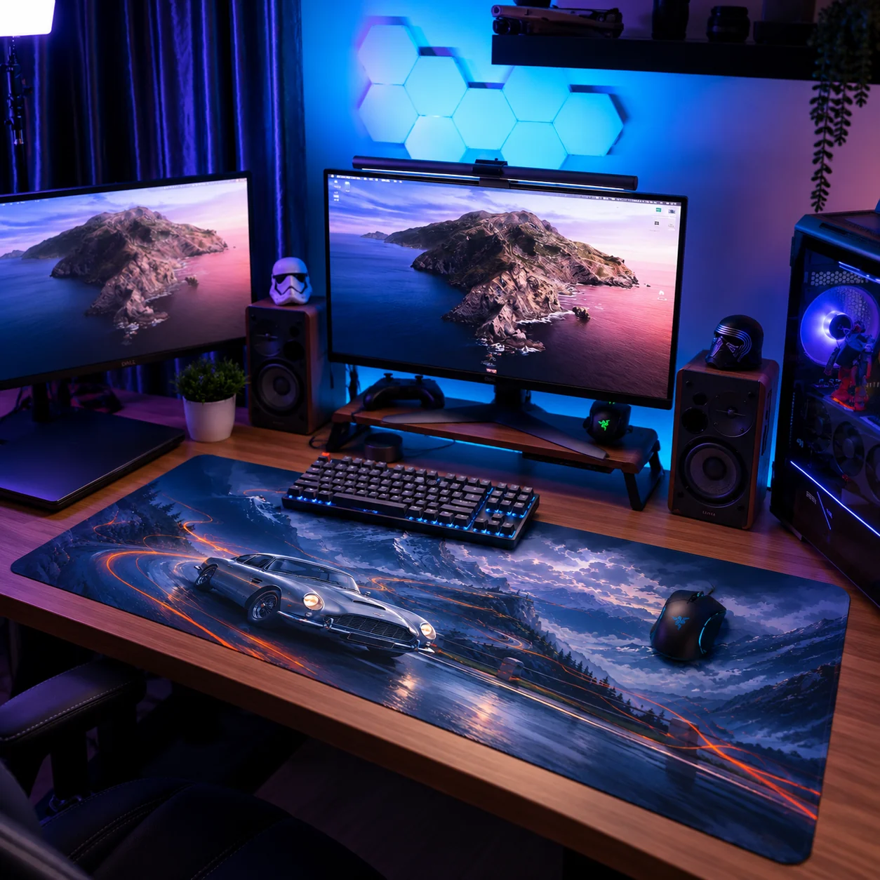 Tapis de souris XXL voiture Alpine Grand Tour sur un bureau gaming, sous le clavier et la souris