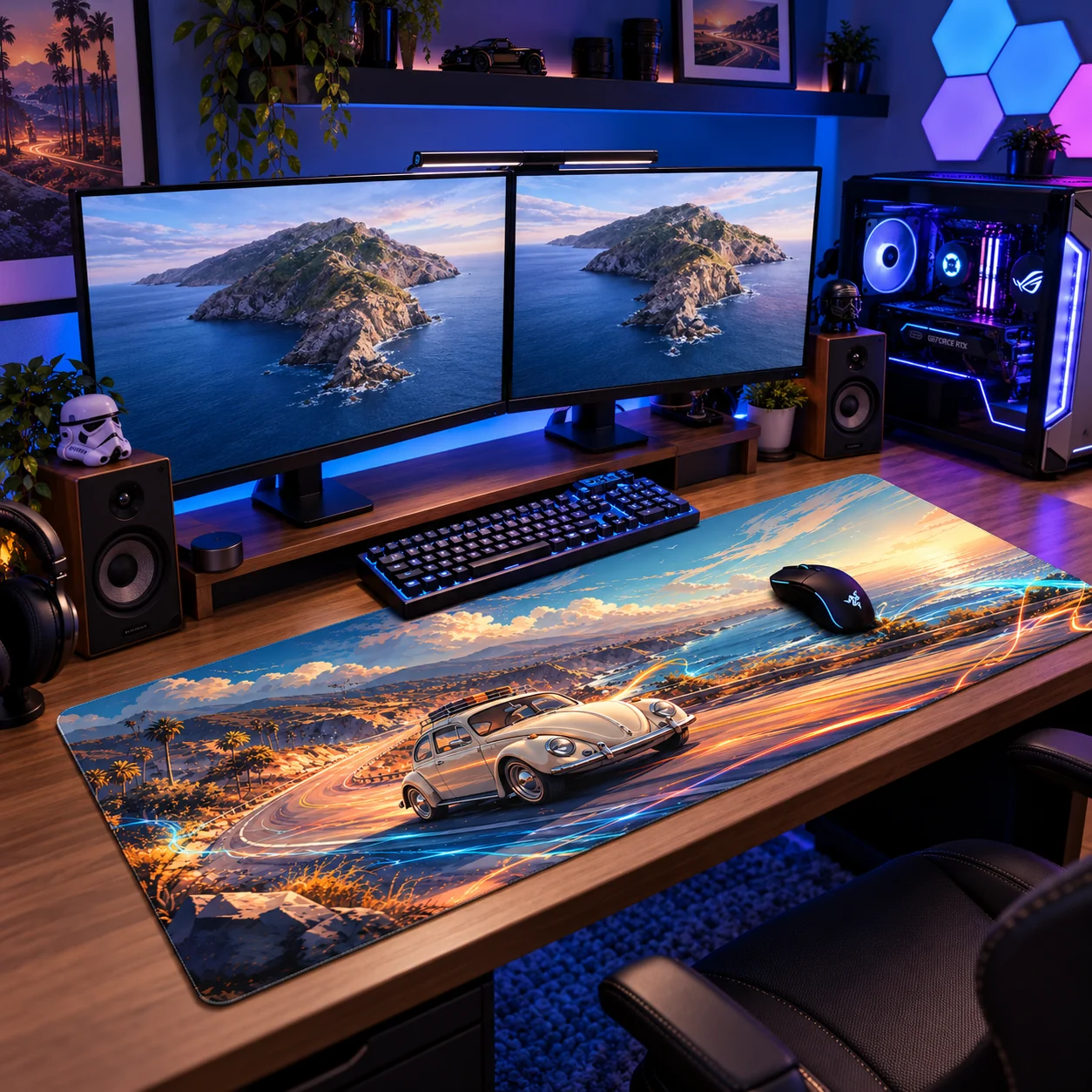 Tapis de souris XXL voiture Coastal Escape sur un bureau gaming, sous le clavier et la souris